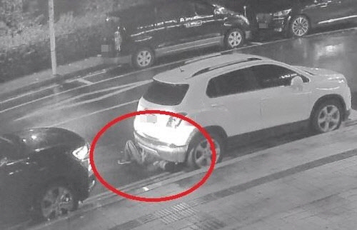 헤어진 여자친구 차량에 위치추적장치 부착하는 스토킹범[인천경찰청 제공]